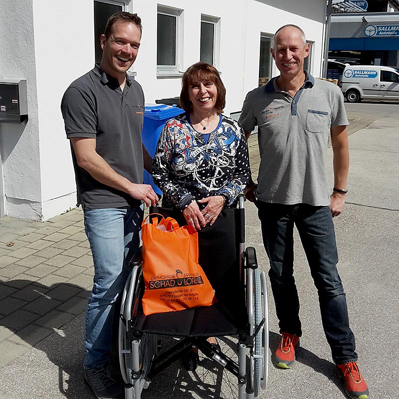 Andreas Lorenz, Frau Wrislig und Stefan Schad mit der Rollstuhlspende