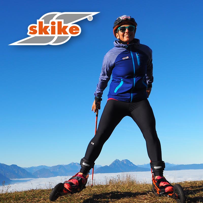 skikefahrer in den bergen über einem wolkenmeer